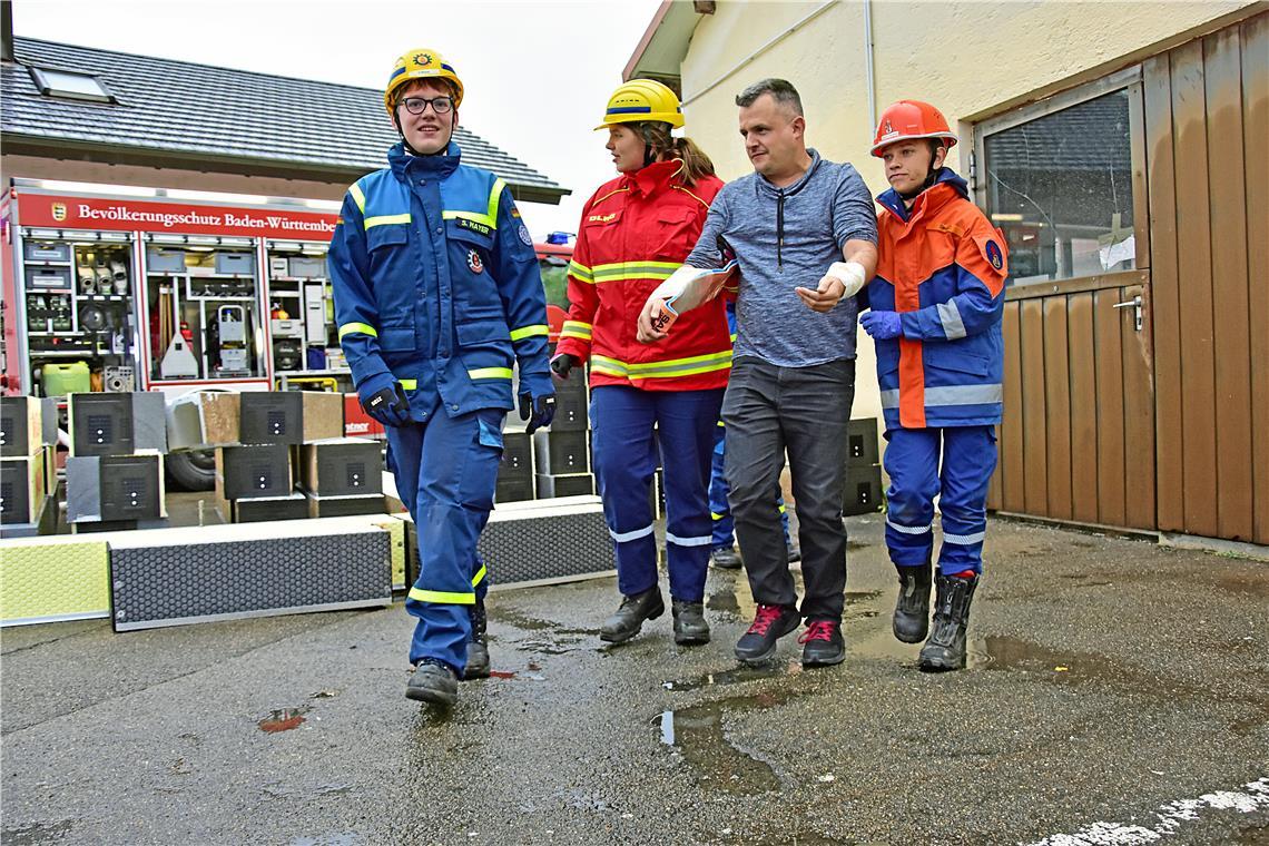 Dieser Verletzte hat beide Arme verbunden und wird zum Rettungswagen gebracht. F...