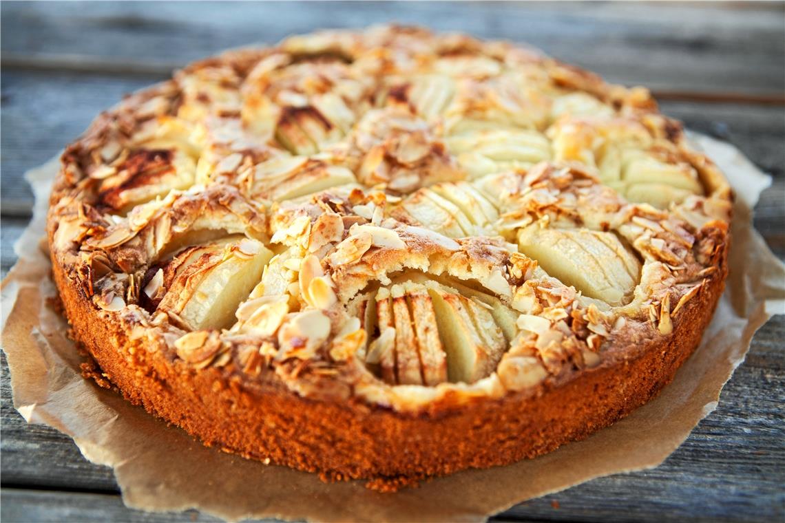 Drogen im „Willkommenskuchen“ Dieser versunkene Apfelkuchen ist ein Symbolbild. Er hat mit hoher Wahrscheinlichkeit kein Methadon enthalten. Foto: PapadoXX / Adobe Stock