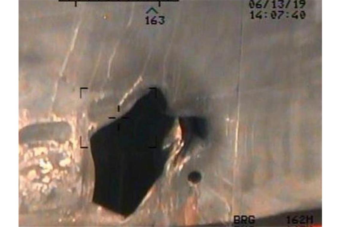 Dieses am 17. Juni 2019 vom US-Verteidigungsministerium zur Verfügung gestellte Foto zeigt nach Angaben der US-Marine das Loch, das eine Haftmine oberhalb der Wasserlinie in den Rumpf des Öltankers „Kokuka Courageous“ gerissen haben soll. Foto: US Department of Defense