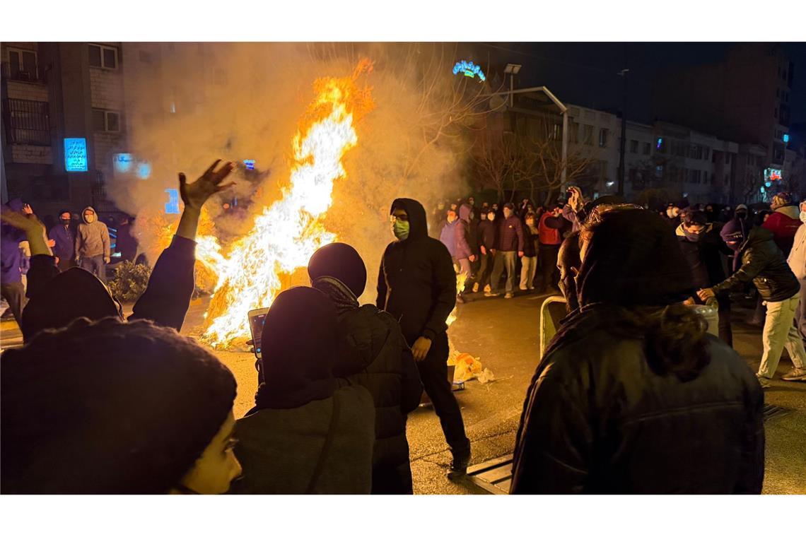Dieses am 9. Januar aufgenommene Foto soll Iraner bei einem Protest gegen die Regierung in Teheran zeigen.
