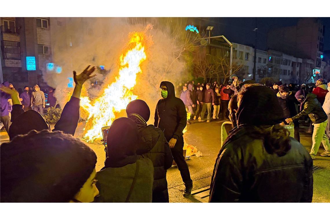 Dieses am 9. Januar aufgenommene und am 13. Januar via AP zur Verfügung gestellte Foto soll Iraner bei einem Protest gegen die Regierung in Teheran zeigen.