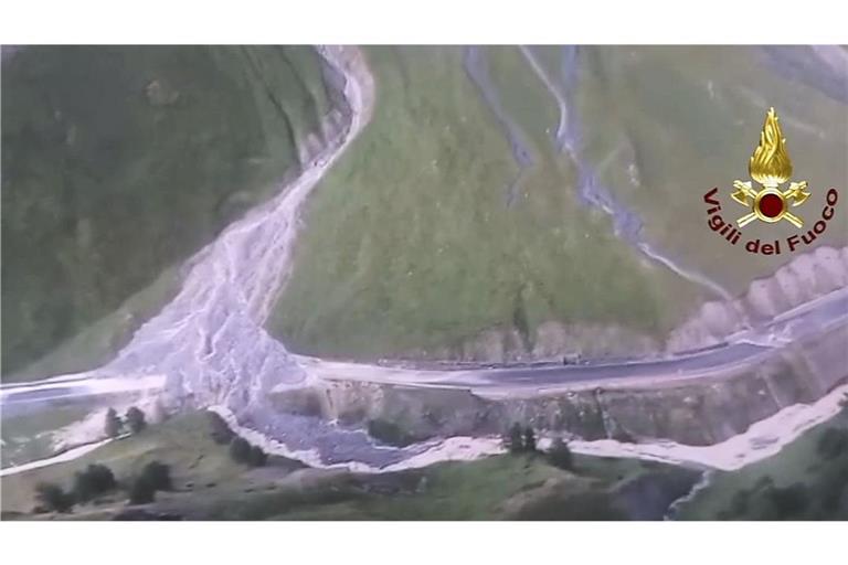 Dieses am Dienstag, den 1. Juli 2025, von der italienischen Feuerwehr via AP zur Verfügung gestellte Bild zeigt einen Erdrutsch, der am Montag  eine Straße zwischen Bardonecchia und Argentera in den Westalpen, Italien, getroffen hat.