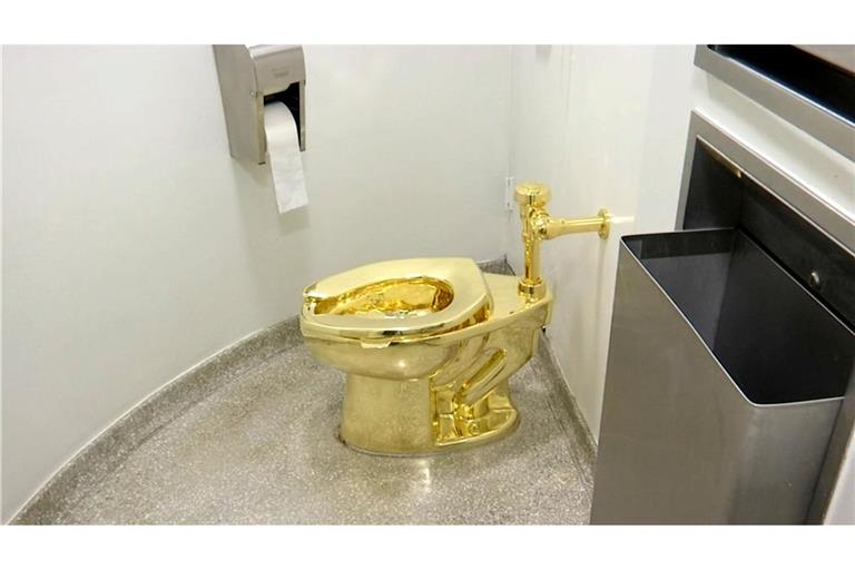 Dieses Archiv-Video-Standbild zeigt eine 18-karätige goldene Toilette "America" des italienischen Künstlers Maurizio Cattelan, die in den Jahren 2016/2017 im Solomon R. Guggenheim Museum ausgestellt war.