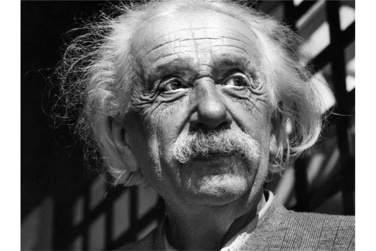 Dieses Archivfoto aus dem Juni 1954 zeigt den renommierten Physiker Albert Einstein. Foto: Uncredited/AP/dpa/Archivbild