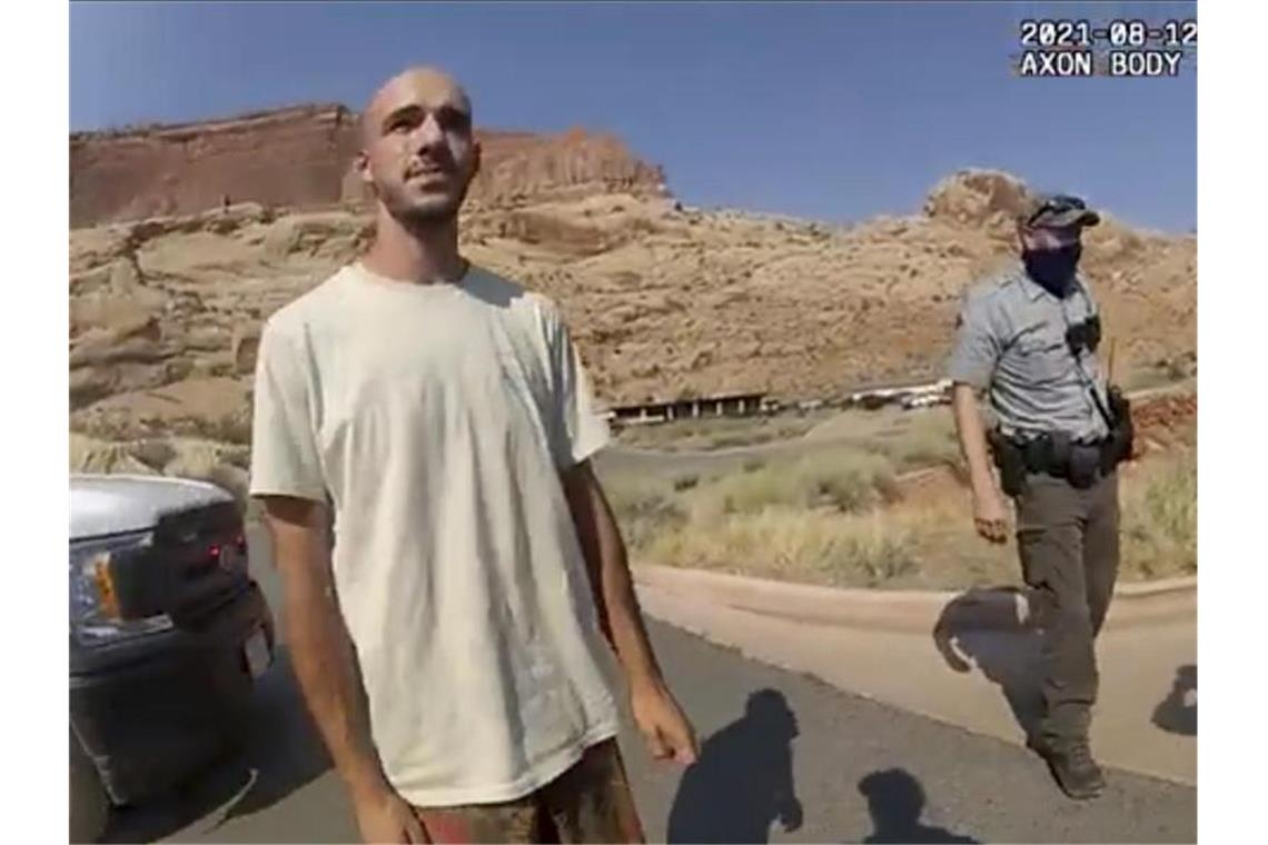 Leiche des Freundes der getöteten Gabby Petito identifiziert Dieses Archivfoto vom 12. August 2021 aus einem von der Polizei von Moab, Utah, zur Verfügung gestellten Video zeigt den Freund von Gabby Petito im Gespräch mit einem Polizeibeamten. Foto: Uncredited/Moab Police Department via AP/dpa
