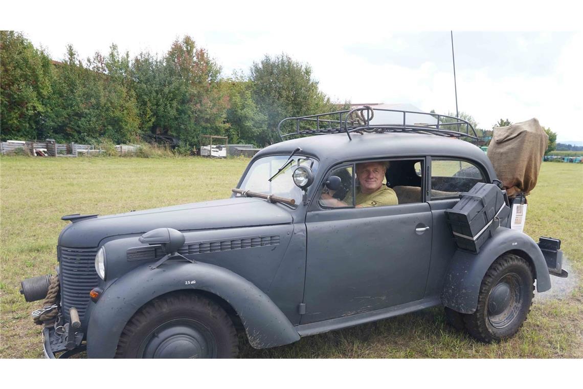 Mit dem Retro-Panzer über den Acker pflügen Dieses Auto ist mit einem Ersatztank ausgestattet.