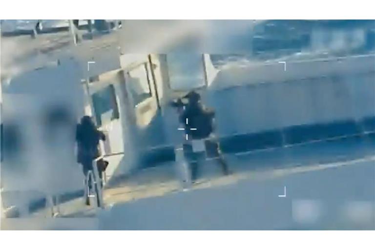 Dieses Bild aus einem Video, das auf dem X-Account von Generalstaatsanwältin Pam Bondi gepostet und von der Quelle teilweise unkenntlich gemacht wurde, zeigt einen Öltanker, der von den US-Streitkräften vor der Küste Venezuelas beschlagnahmt wird.