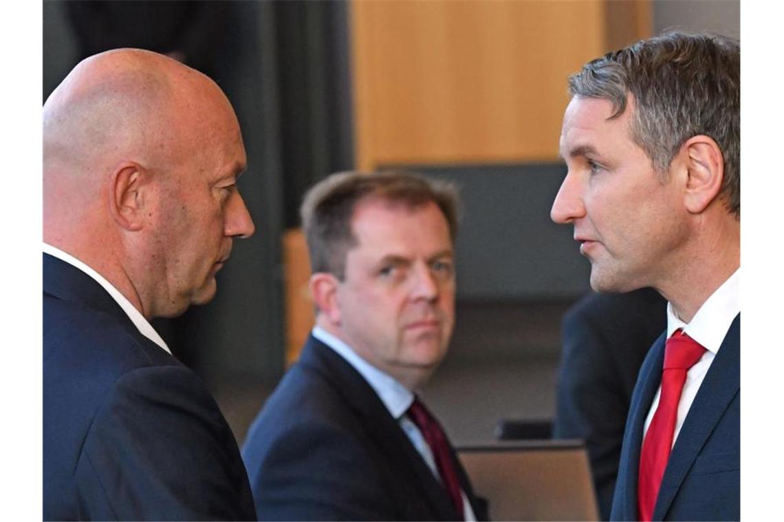 Dieses Bild hat sich eingebrannt: AfD-Fraktionschef Björn Höcke (r.) gratuliert dem neuen Thüringer Ministerpräsidenten Thomas Kemmerich (FDP). Foto: Martin Schutt/dpa-Zentralbild/dpa