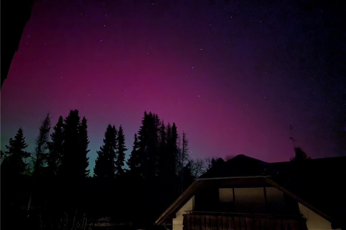Dieses Bild wurde um 22:30 Uhr in Waldenweiler aufgenommen und zeigt das Schausp...