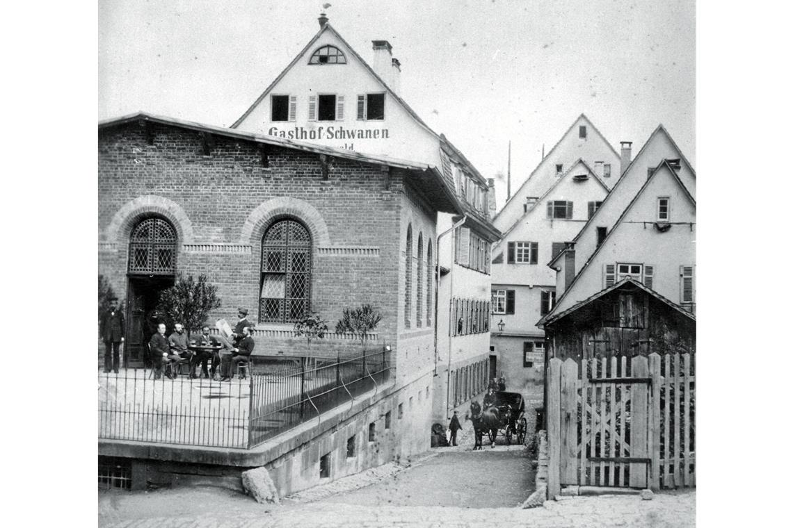 Erste Schildwirtschaft und Brauerei Dieses Bild wurde von der Rückseite des Gasthofs Schwanen aufgenommen und zeigt den Saalanbau um 1900. Repros: P. Wolf