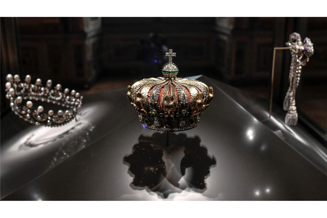 Bilder des Tages Dieses Bild zeigt die Krone der französischen Kaiserin Eugénie de Montijo, die in der Apollon-Galerie am 14. Januar 2020 im Louvre-Museum in Paris ausgestellt ist, nachdem die Galerie nach zehnmonatigen Renovierungsarbeiten wiedereröffnet wurde. Bei einem Einbruch in das berühmte Museum Louvre in Paris haben die Täter Schmuckstücke erbeutet, die über ihren Marktwert hinaus "einen unschätzbaren kulturellen und historischen Wert" haben.