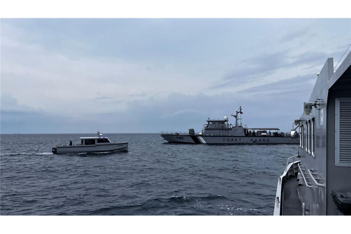 Dieses Bild zeigt ein Boot der Küstenwache bei der Suche nach vermissten italienischen Tauchern.