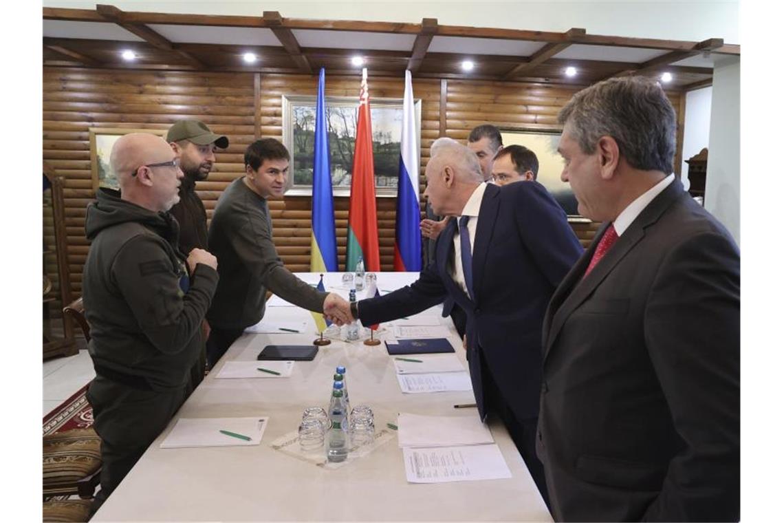 Dieses Bild zeigt Unterhändler der Ukraine und Russlands vor Gesprächen nahe der polnisch-belarussischen Grenze am 03.03.2022. Für Montag sind weitere Verhandlungen angekündigt worden. Foto: Maxim Guchek/BelTA/AP/dpa