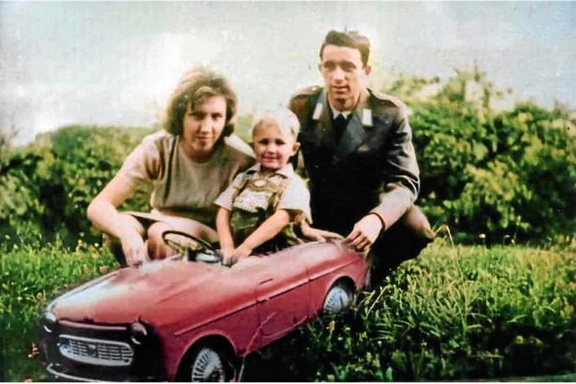 Kindheit zwischen Kaba und Gummitwist Dieses Foto hat uns Liesa Rokos aus Großerlach geschickt. Es zeigt ihren Vater Thomas Hermann Mitte der 60er-Jahre mit seinem tollen roten Tretauto und seinen Eltern.