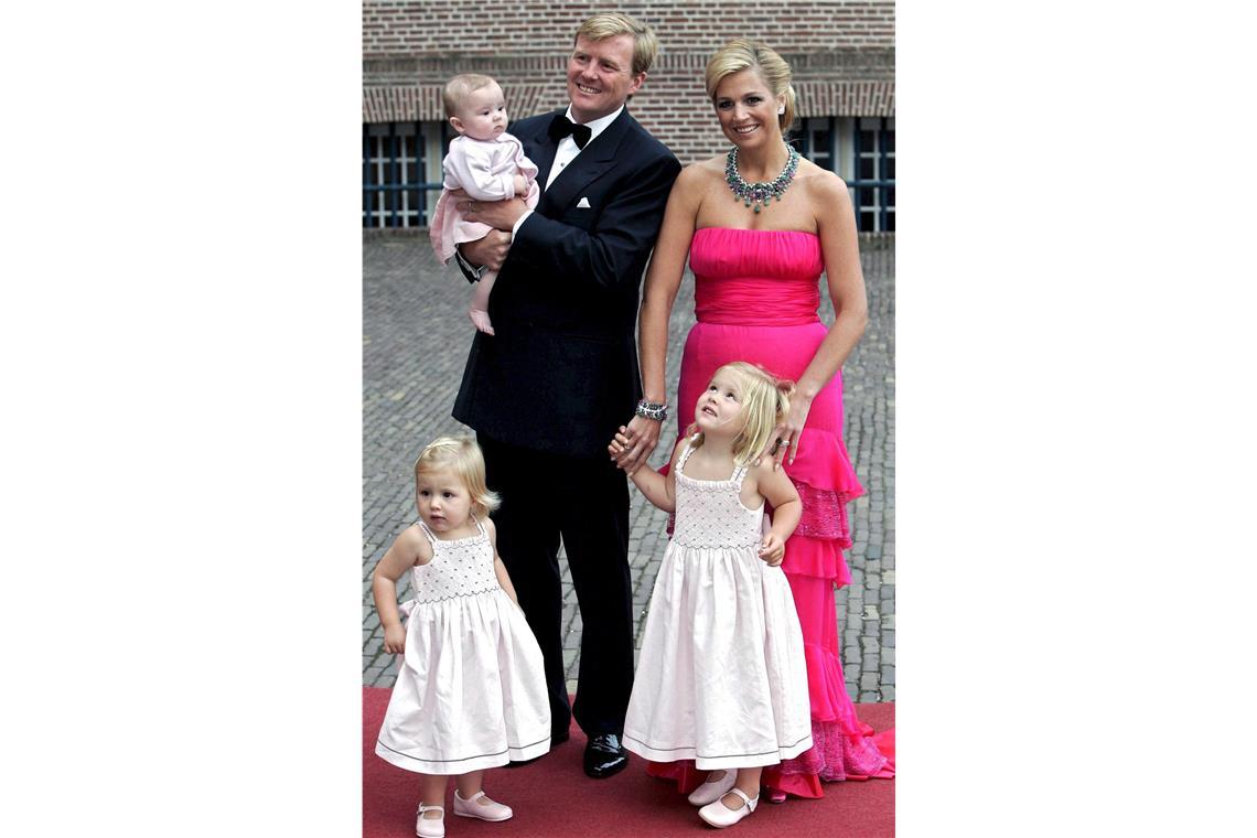 Dieses Foto von 2007 zeigt den niederländischen Kronprinz Willem-Alexander beim offiziellen Familienfoto mit seiner Gattin Prinzessin Maxima und den Töchtern Ariane, Alexia und Amalia (v.l.).