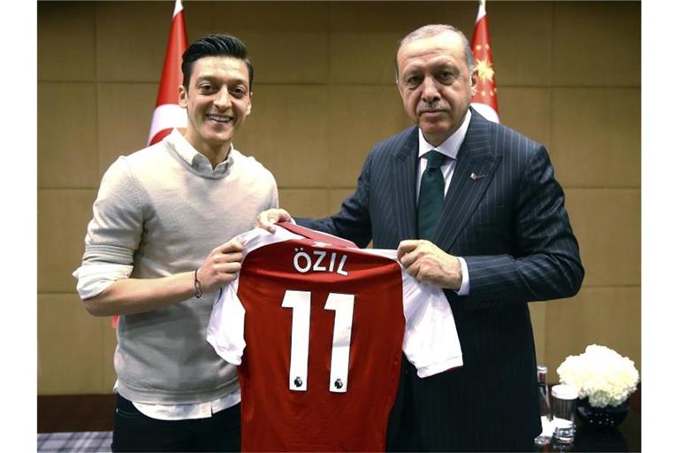 Dieses Foto war der Auslöser des heftigen Konflikts: Mesut Özil mit dem türkischen Präsidenten Recep Tayyip Erdogan. Foto: Pool Presdential Press Service/AP/dpa