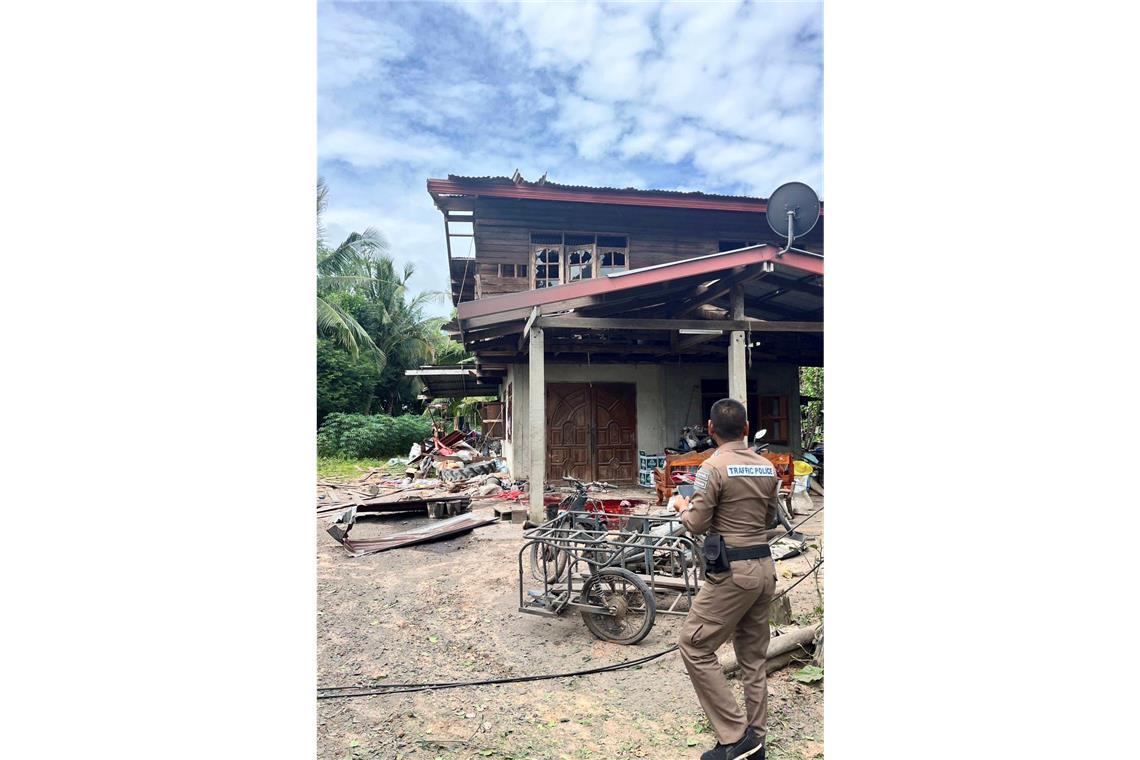 Dieses Foto zeigt die Szene, nachdem Kambodscha Artilleriegranaten auf ein Wohngebiet in der Provinz Surin, Thailand, abgefeuert hat.