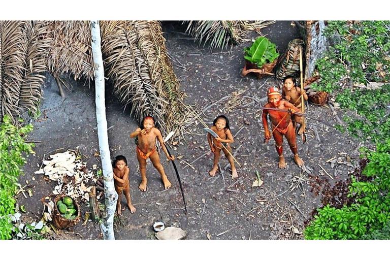 Weltweit gibt es noch mindestens 196 unkontaktierte Völker Dieses Foto zeigt fünf Mitglieder einer unkontaktierten indigenen Gruppe, die im Jahr 2008 im brasilianischen Amazonas-Gebiet von einem Flugzeug aufgenommen wurde.