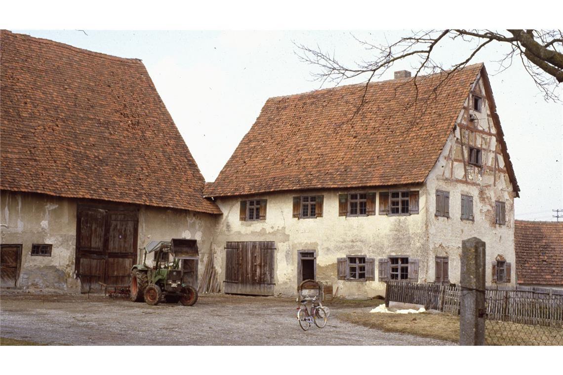 Immer mehr alte Bauernhäuser verschwinden Dieses Gebäude entstand um 1670 in Betzenweiler (Kreis Biberach) als Verwalterhof des Damenstiftes Buchau. Es wurde ebenfalls ins Museumsdorf Kürnbach transloziert.