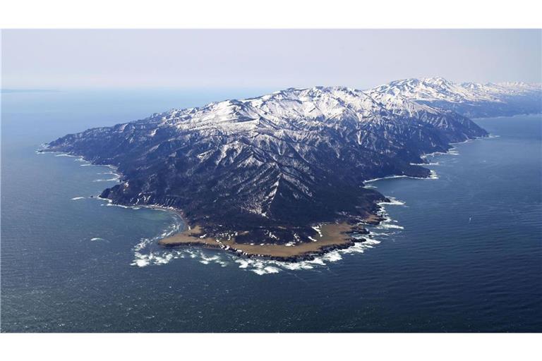 Dieses Luftbild zeigt die Gewässer an der Halbinsel Shiretoko im Norden Japans auf Hokkaido, wo Retter eine Suchaktion durchführen. Ein Erdbeben der Stärke 7,5 hat nach Angaben der US-Erdbebenwarte USGS Japan erschüttert.