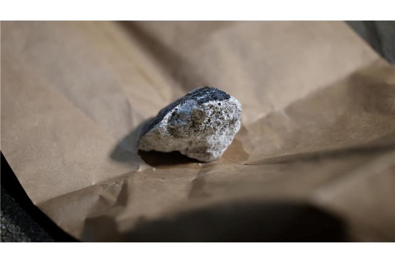 Dieses Meteoritenstück hinterließ ein Loch in einem Hausdach.