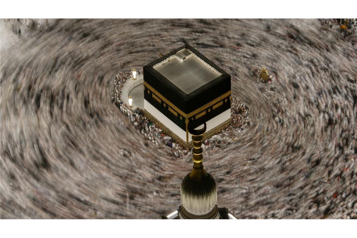 Dieses mit einer langsamen Verschlusszeit aufgenommene Foto zeigt muslimische Pilger, die während der jährlichen Hadsch-Pilgerfahrt in Mekka, die Kaaba, die heiligste Stätte des Islams, an der Großen Moschee umrunden.