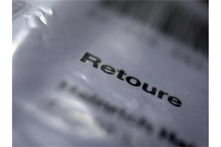 Dieses Paket mit dem Wort "Retoure" versehen wird an einen Online-Versandhändler zurückgeschickt. Foto: Karl-Josef Hildenbrand/dpa