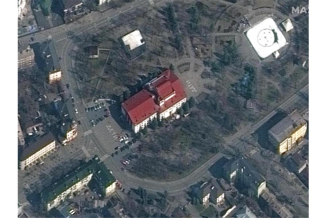 Mariupoler Theater trotz Hinweis auf Kinder angegriffen Dieses Satellitenbild soll das Schauspielhaus von Mariupol am Montag den 14. März - wenige Tage vor dem Bombenangriff zeigen. Foto: Uncredited/Maxar Technologies/dpa