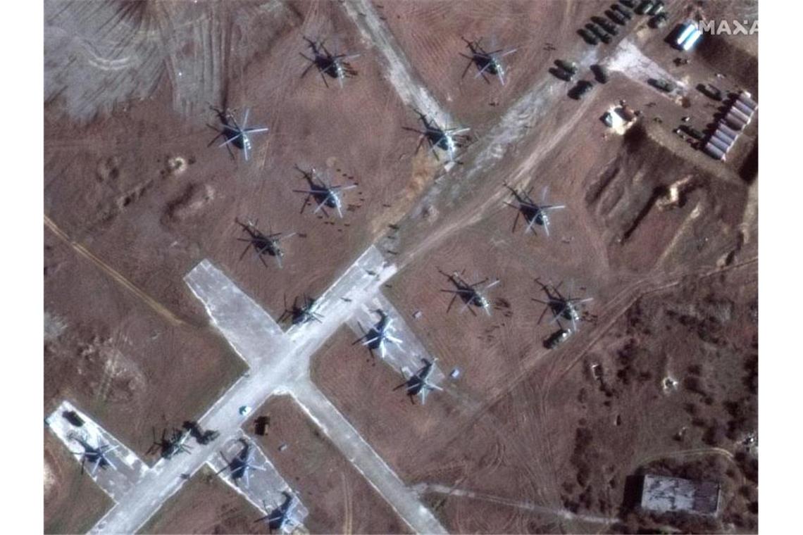 Russland: Erste Soldaten kehren nach Übungen zurück Dieses Satellitenbild vom Sonntag, 13. Februar 2022, zeigt Hubschrauber und Truppen in der Nähe des Donuzlav-Sees auf der Krim aus der Nähe. Foto: Uncredited/Maxar Technologies via AP/dpa