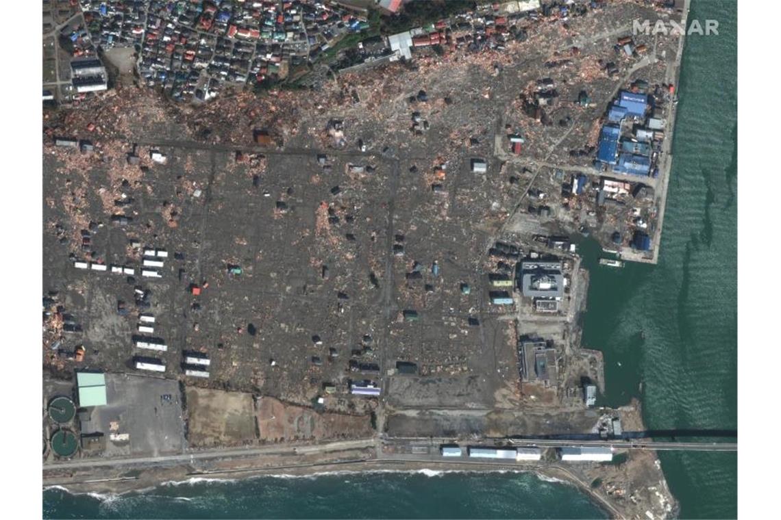 Dieses Satellitenbild zeigt das Ausmaß der Zerstörung infolge des schweren Erdbebens in Ishinomaki. Foto: Uncredited/Maxar Technologies/dpa