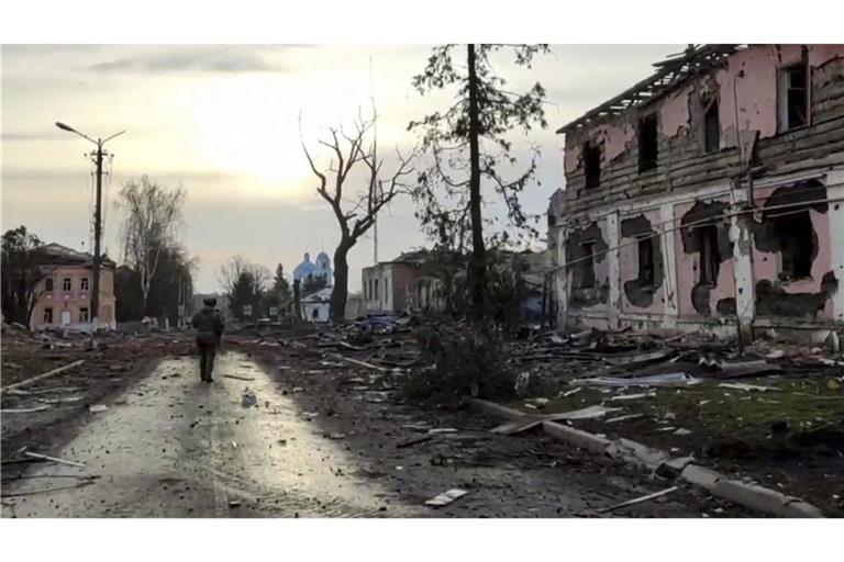 Dieses Standbild aus einem Video, das vom Pressedienst des russischen Verteidigungsministeriums veröffentlicht wurde, zeigt einen Blick auf die größte Stadt in der Region Kursk, nachdem sie von russischen Truppen eingenommen wurde.