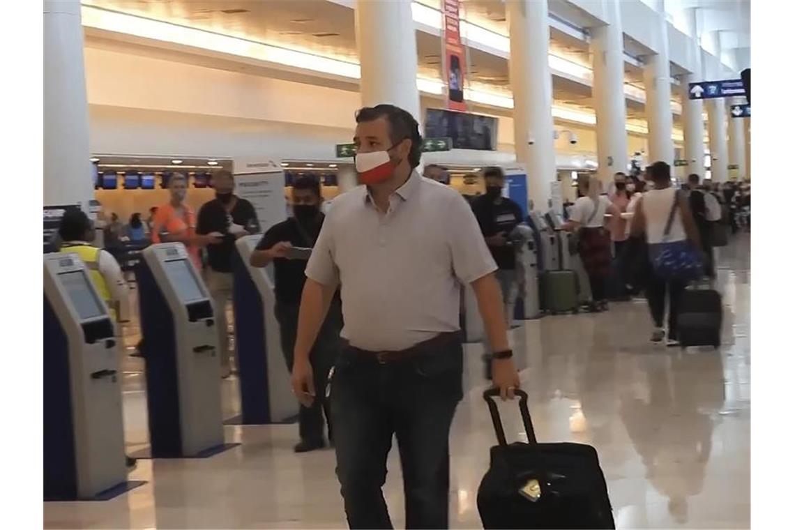 Teile der USA ächzen weiter unter Kälte - Kritik an Ted Cruz Dieses Standbild eines Videos zeigt Ted Cruz, Senator vom Bundesstaat Texas, der am Cancun International Airport im mexikanischen Cancún. Foto: Dan Christian Rojas/AP/dpa