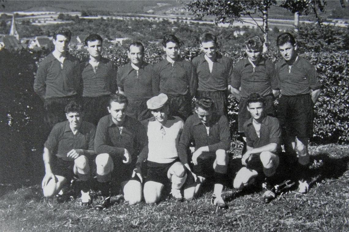 Veto verhindert Fußball in Sachsenweiler Dieses Team bestritt 1958 in Unterweissach das allererste Allmersbacher Fußballspiel (hinten von links): Heinz Brenner, Rudolf Bihlmaier, Reinhold Dautel, Willi Brenner, Herbert Schwinger, Walter Ludwig und Herbert Kleinknecht sowie Karl Herold, Werner Fischer, Helmut Schäffler, Günter Schreiber, Erich Bihlmaier (vorne). Zwei Jahre später hatte der SVA schon zwei Meisterschaften und Aufstiege erkämpft Foto: SV Allmersbach