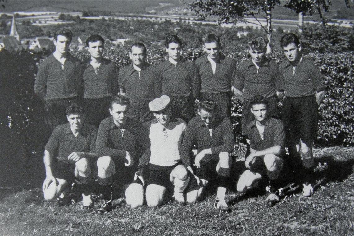 Dieses Team bestritt 1958 in Unterweissach das allererste Allmersbacher Fußballspiel (hinten von links): Heinz Brenner, Rudolf Bihlmaier, Reinhold Dautel, Willi Brenner, Herbert Schwinger, Walter Ludwig und Herbert Kleinknecht sowie Karl Herold, Werner Fischer, Helmut Schäffler, Günter Schreiber, Erich Bihlmaier (vorne). Zwei Jahre später hatte der SVA schon zwei Meisterschaften und Aufstiege erkämpft Foto: SV Allmersbach