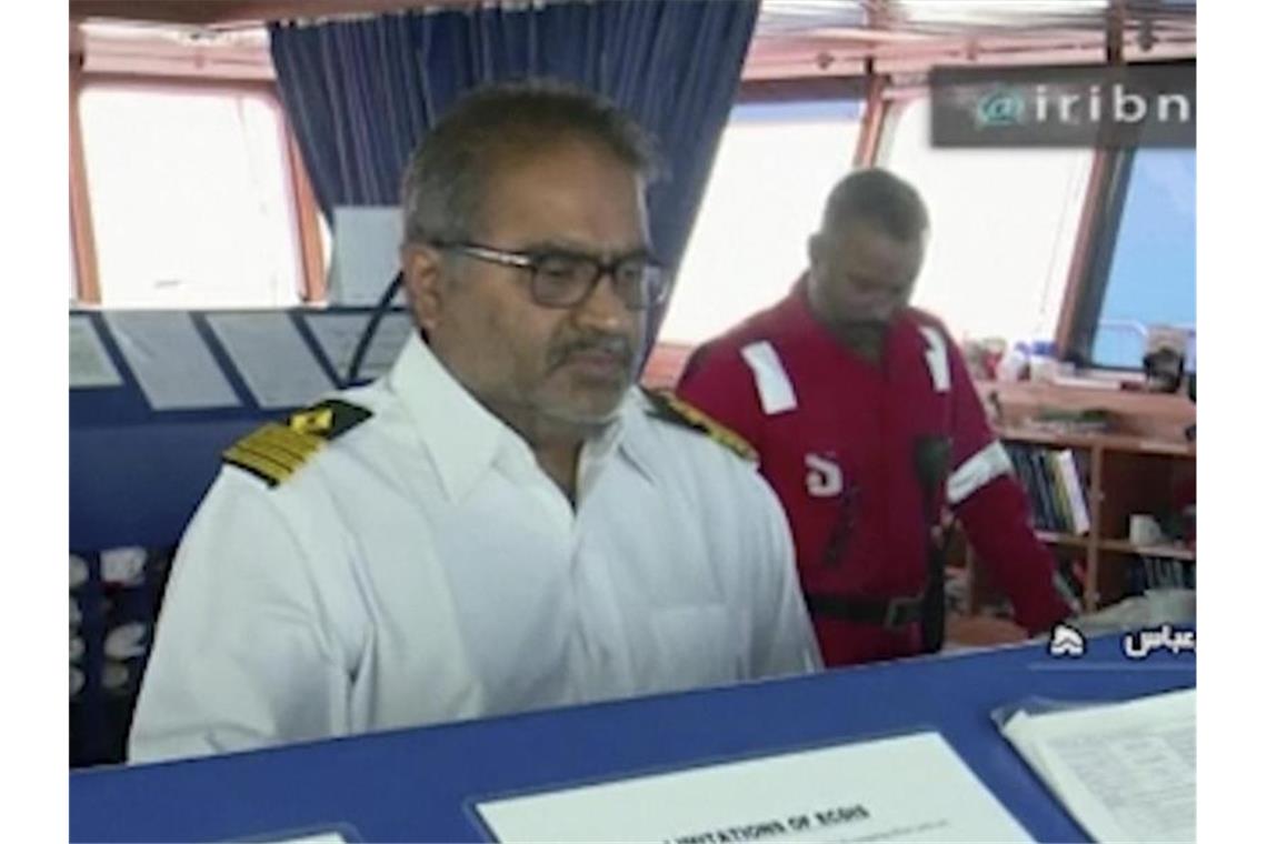 Dieses Videostandbild, das vom staatlichen iranischen Rundfunk IRIB veröffentlicht wurde, zeigt den Kapitän (l.) und ein Besatzungsmitglied der „Stena Impero“. Foto: IRIB News Agency/AP