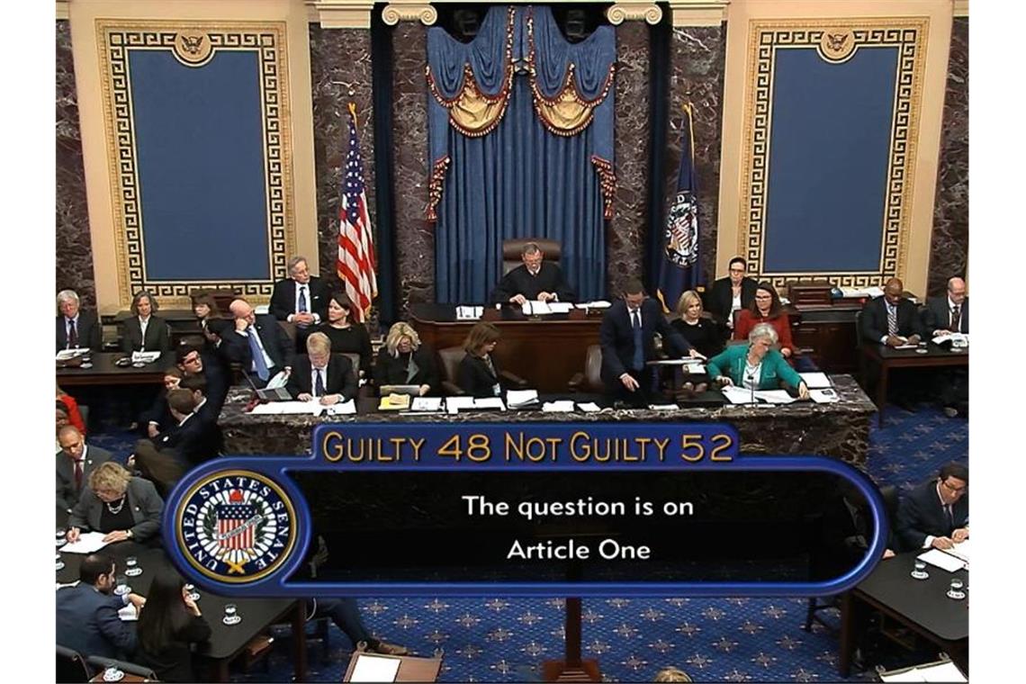 Dieses Videostandbild zeigt die Gesamtzahl der Stimmen, 52 zu 48 für nicht schuldig, für den ersten Anklagepunkt im Anklageverfahren gegen Präsident Trump. Foto: Uncredited/Senate Television/dpa