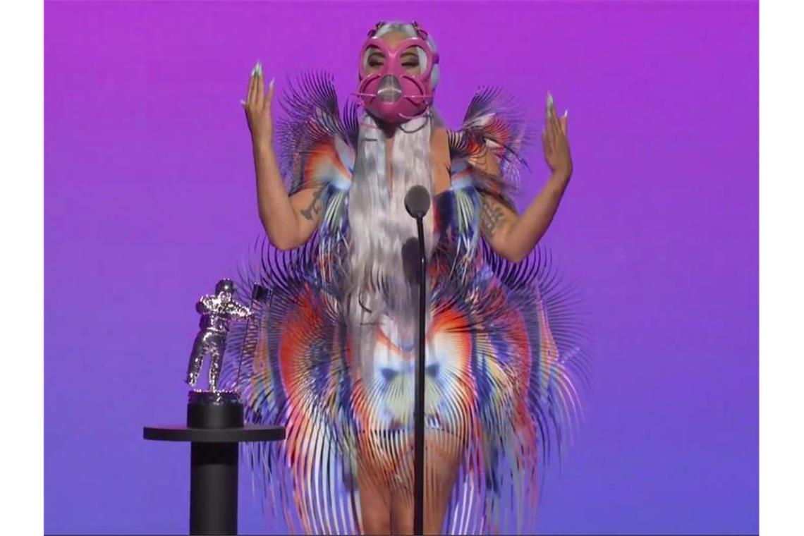 MTV Video Music Awards: Die große Lady Gaga-Show Dieses Videostandbild zeigt Lady Gaga, die während der MTV Video Music Awards den Preis für die beste gemeinsame Arbeit für „Rain on Me“ annimmt. Foto: Uncredited/MTV/AP/dpa