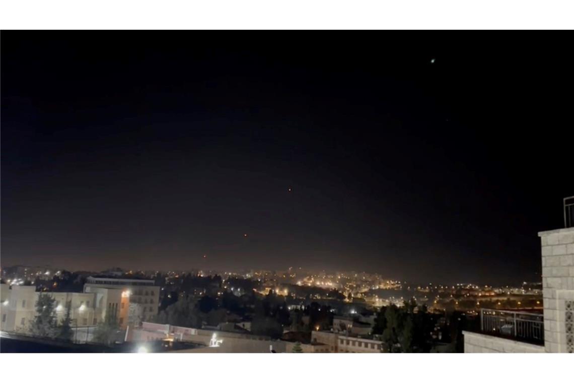 Dieses Videostandbild zeigt, wie Abfangraketen über Jerusalem in den Himmel geschossen werden.