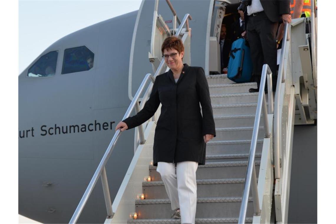 Dieses vom Bundesministerium der Verteidigung zur Verfügung gestellte Foto zeigt Verteidigungsministerin Annegret Kramp-Karrenbauer bei ihrer Ankunft am Flughafen in der US-amerikanischen Hauptstadt. Foto: Bundesministerium der Verteidigung