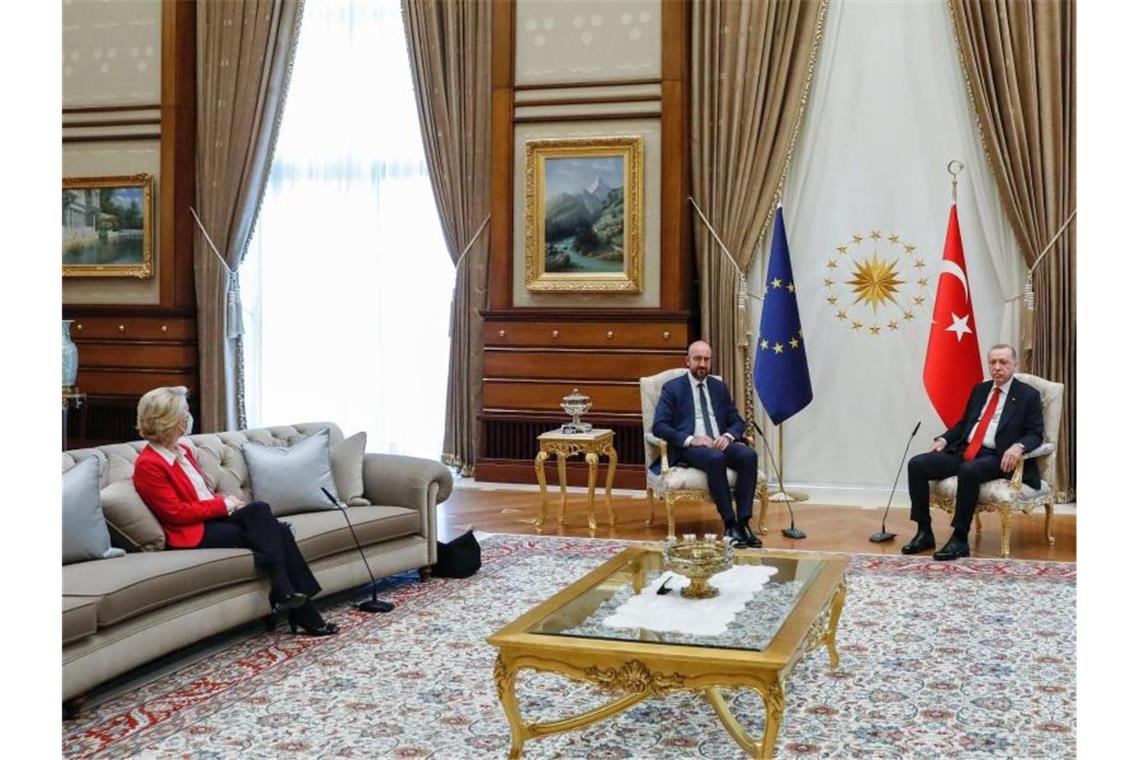 Dieses vom Europäischen Rat zur Verfügung gestellte Foto zeigt den türkischen Präsidenten Recep Tayyip Erdogan (2.v.r) und den türkischen Außenminister Mevlut Cavusoglu (r) während eines Treffens mit EU-Kommissionspräsidentin Ursula von der Leyen (l) und EU-Ratspräsident Charles Michel (2.v.l.). Foto: Dario Pignatelli/European Council/dpa