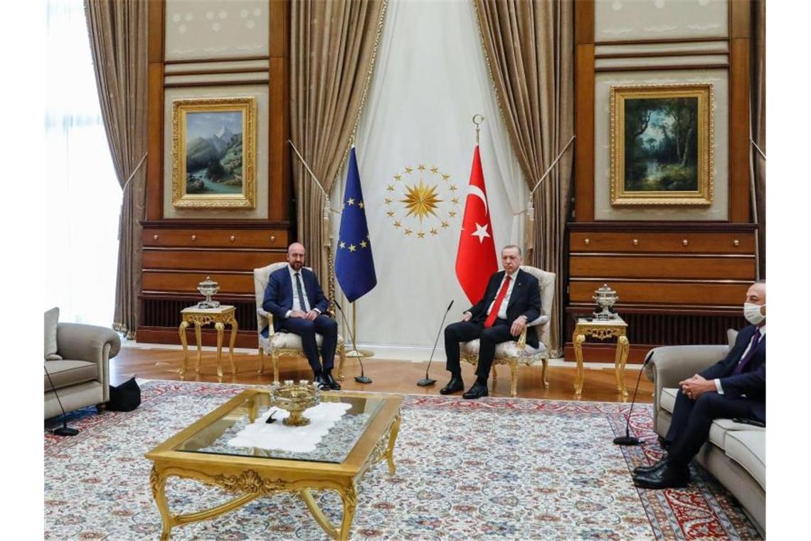 Dieses vom Europäischen Rat zur Verfügung gestellte Foto zeigt den türkischen Präsidenten Recep Tayyip Erdogan (2.v.r) und den türkischen Außenminister Mevlut Cavusoglu (r) während eines Treffens mit EU-Kommissionspräsidentin Ursula von der Leyen (l) und EU-Ratspräsident Charles Michel. Foto: Dario Pignatelli/European Council/dpa