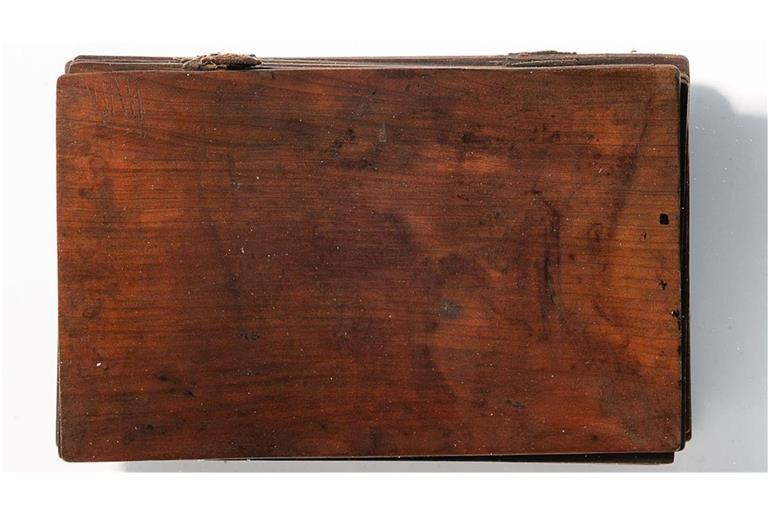 Dieses vom Landschaftsverband Westfalen-Lippe (LWL) zur Verfügung gestellte Foto zeigt ein Wachstafelbuch vor der Restaurierung, fotografiert unter Wasser: Archäologen haben in Paderborn ein gut erhaltenes Notizbuch aus dem 13. bis 14. Jahrhundert gefunden. Und das ausgerechnet in einer mittelalterlichen Latrine, wie der Landschaftsverband Westfalen-Lippe (LWL) mitteilte.