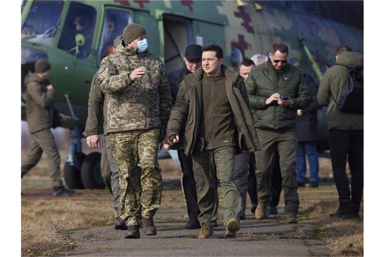 Dieses vom Pressebüro des ukrainischen Präsidenten zur Verfügung gestellte Foto zeigt Wolodymyr Selenskyj (M) bei einer Militärübung. Foto: Uncredited/Ukrainian Presidential Press Off/AP/dpa