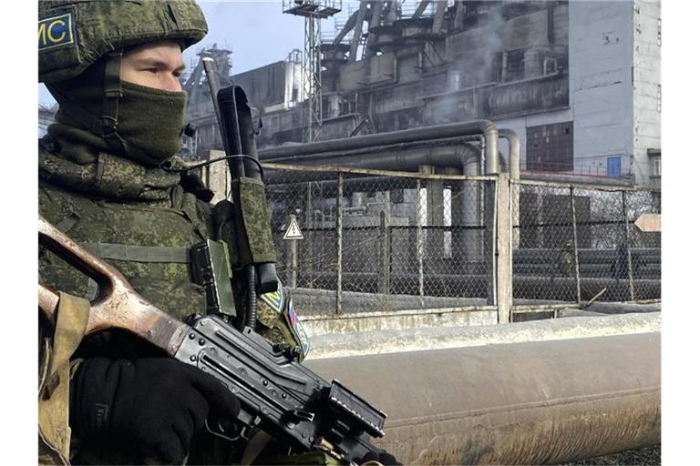 Dieses vom Pressedienst des russischen Verteidigungsministeriums veröffentliche Foto zeigt einen russischen Soldaten, der in Almaty Wache steht. Foto: Uncredited/Russian Defense Ministry Press Service/AP/dpa