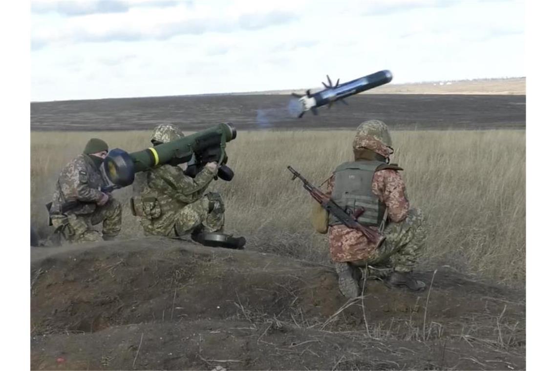 Baerbock reist in die Ukraine und nach Russland Dieses vom Pressedienst des ukrainischen Verteidigungsministerium veröffentlichte Foto zeigt ukrainische Soldaten, die während einer Militärübung eine Javelin-Rakete abfeuern. Foto: Uncredited/Ukrainian Defense Ministry Press Service/AP/dpa
