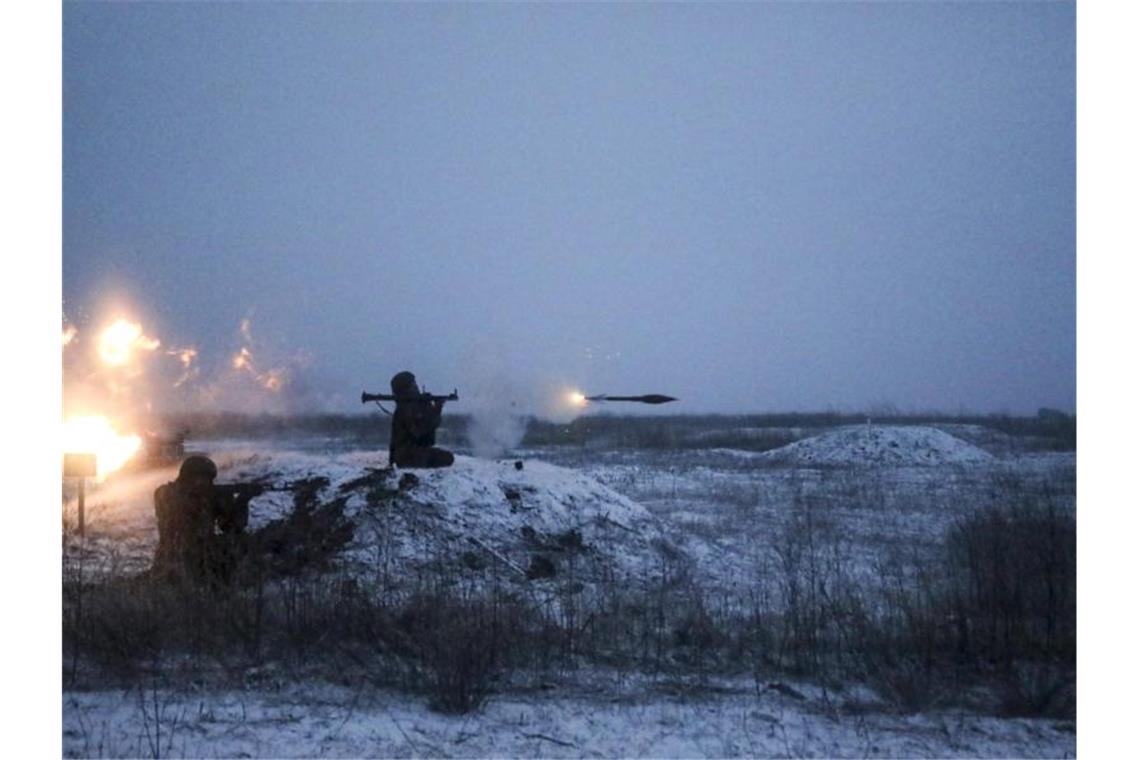 Ukraine-Krise: USA wollen Treffen von UN-Sicherheitsrat Dieses vom russischen Verteidigungsministerium zur Verfügung gestellten Foto zeigt russische Soldaten bei einer Militärübung. Foto: Uncredited/Russian Defense Ministry Press Service/AP/dpa