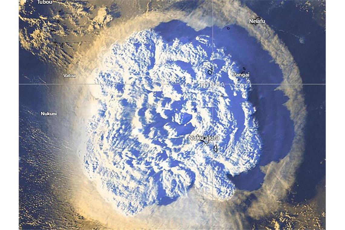 Dieses vom Tonga Meteorological Services veröffentlichte Satellitenbild zeigt den Ausbruch eines unterseeischen Vulkans in der Nähe des Inselreichs Tonga. Foto: --/AAP Image/Tonga Meteorological Services/dpa