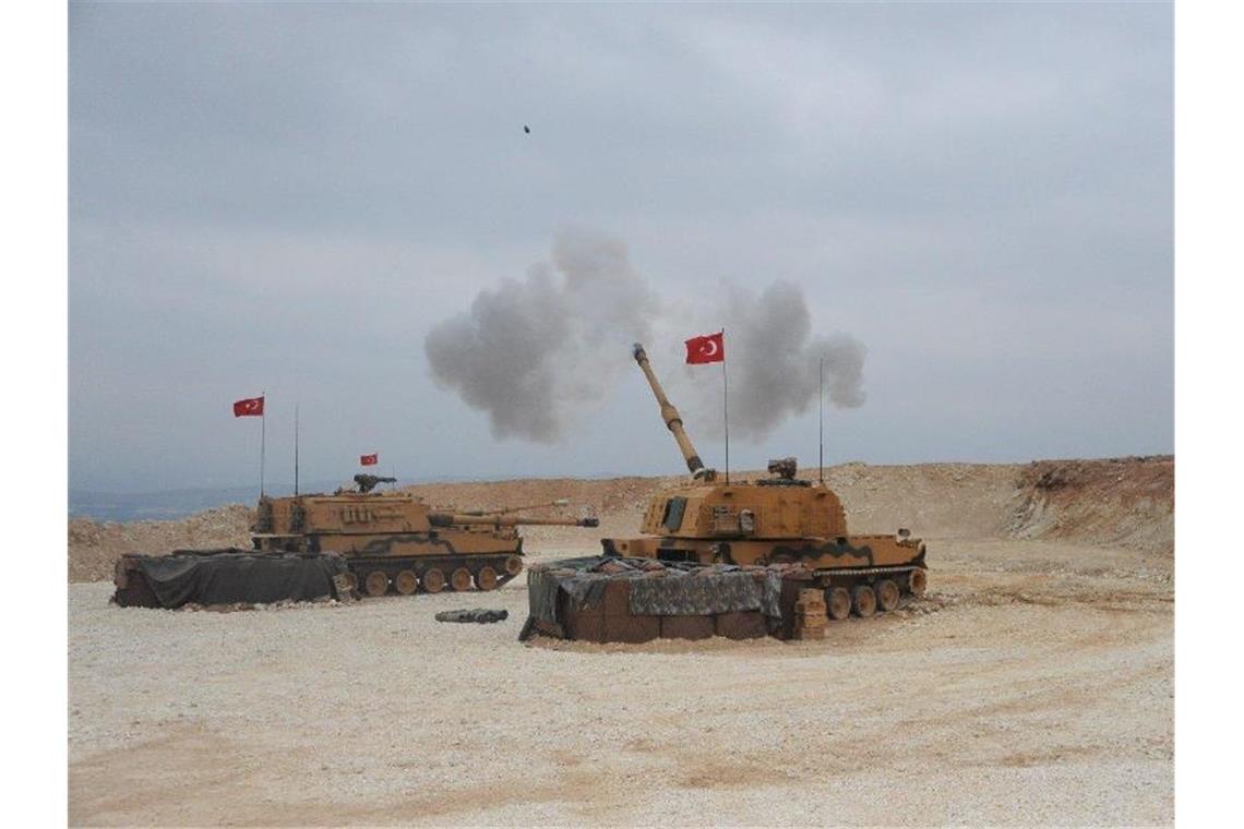 Türkei gewinnt in Syrien an Boden - Zehntausende flüchten Dieses vom türkischen Verteidigungsministerium zur Verfügung gestellte Foto zeigt eine militärische Operation an der türkisch-syrischen Grenze. Die Türkei hat nach Luftangriffen gegen kurdische Milizen in Nordsyrien nun auch eine Offensive mit Bodentruppen begonnen. Foto: -/Turkish Defense Ministry/XinHua/dpa