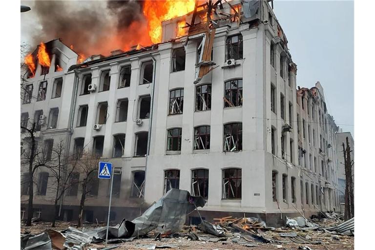 Dieses vom ukrainischen Katastrophenschutz veröffentlichte Foto zeigt einen Brand in einem Fakultätsgebäude der Universität Charkiw, der durch einen russischen Raketenangriff verursacht wurde. Foto: Emergency Service Of Ukraine/PA Media/dpa