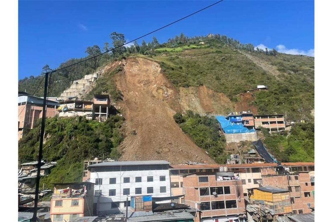 Mindestens 60 Häuser bei Erdrutsch in Peru verschüttet Dieses von der Gemeinde Parcoy zur Verfügung gestellte Foto zeigt Häuser unterhalb des Wegs einer Schlammlawine. Foto: -/Parcoy Municipality/AP/dpa